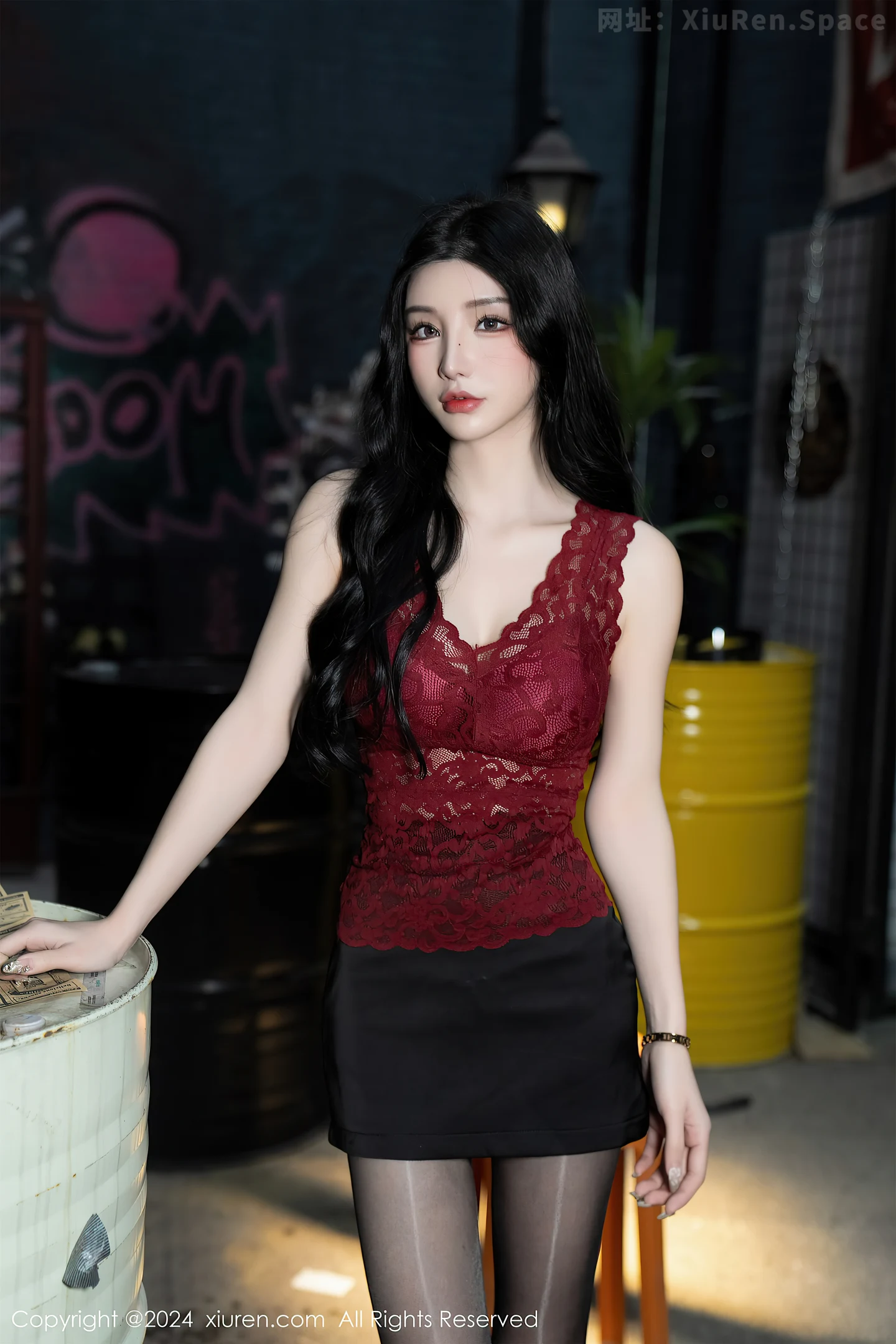 图片[2]-[XiuRen秀人网]VOL.7993 女神周于希Sally红色上衣配黑短裙露闪亮开档黑丝撩人诱惑写真83P-秀人网官方网站